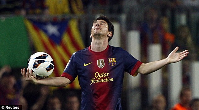 Messi tiếp tục tỏa sáng với cú sút phạt siêu đẳng hạ gục Casillas ở phút 61 giúp Barca vượt lên dẫn trước 2-1.